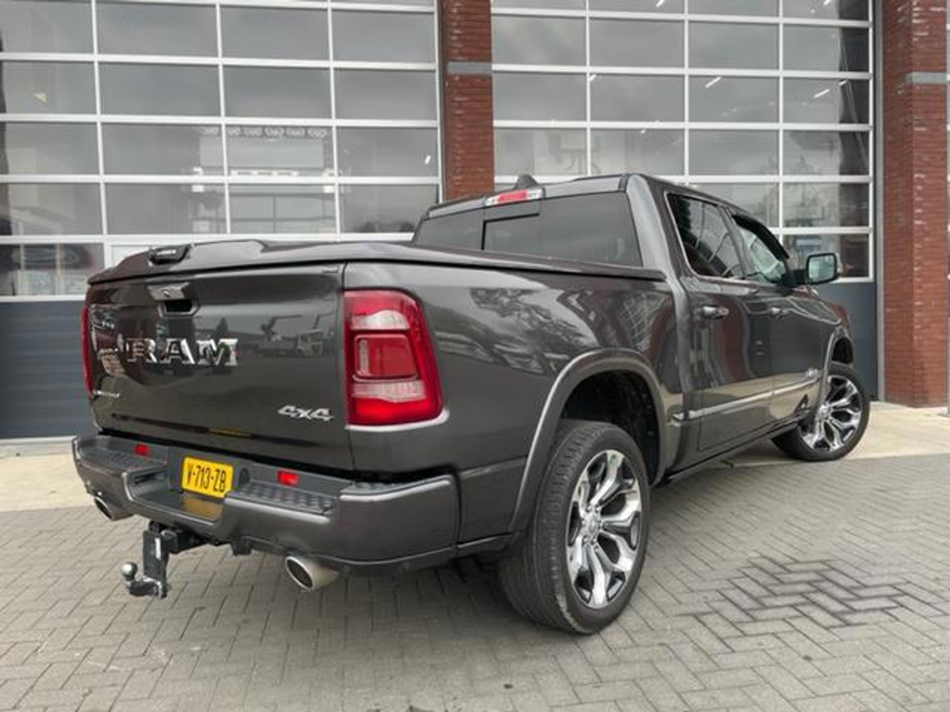 46417407-5.jpg